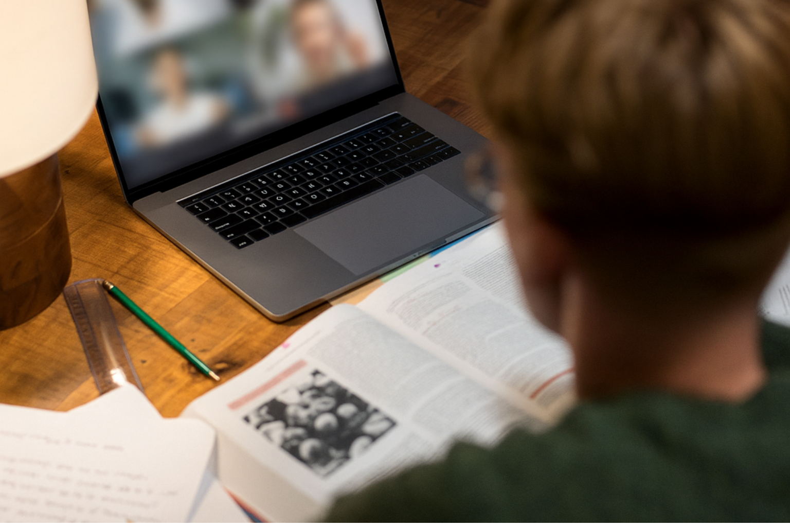 Cours particulier en visio sur ordinateur avec cahiers